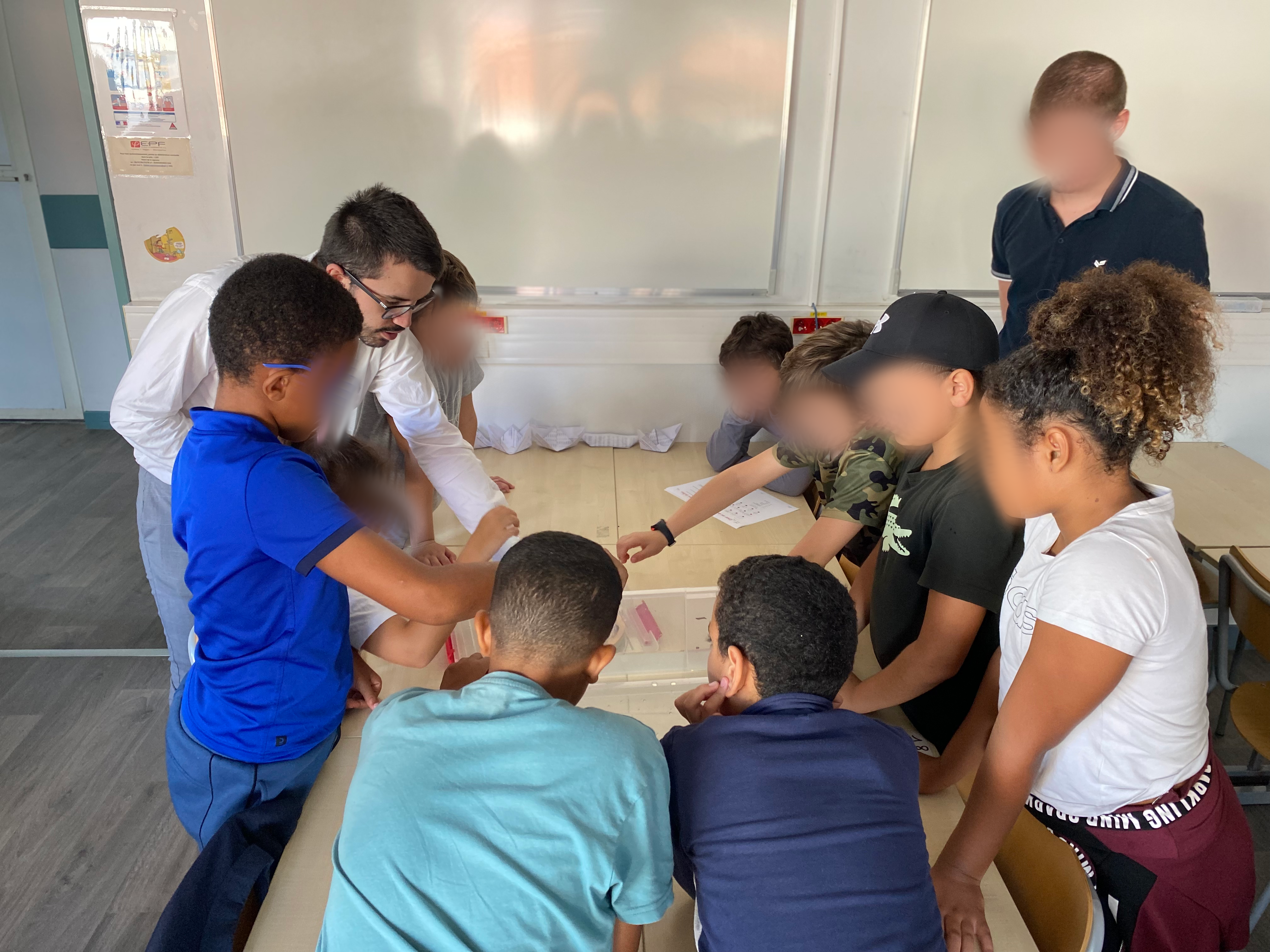 Image d'un groupe d'élève découvrant le principe d'Archimède